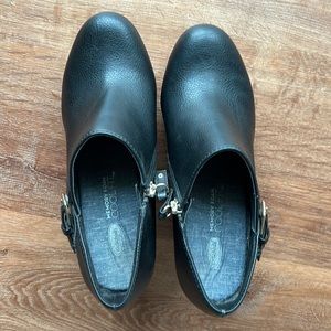 Dr. Scholl’s faux leather wedge booties - size 8